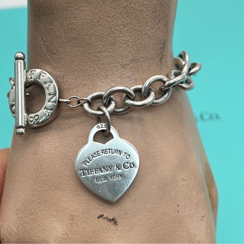 🔴Authentic Tiffany & Co. Silver Return to Tiffany Heart charm Toggle Bracelet🔴 - Picture 2 of 8